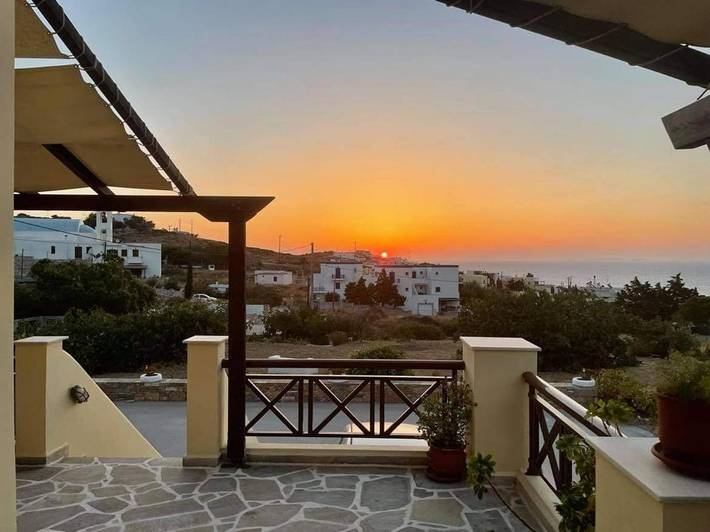 Maison d’hôte pour 2 personnes, avec terrasse et vue dans Syros