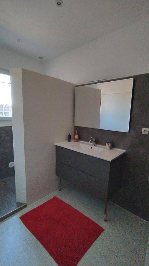 Location de vacances pour 2 personnes, avec piscine ainsi que jardin et jacuzzi à Graveson - 4