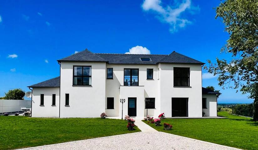 Location de vacances pour 6 personnes, avec jardin ainsi que piscine et balcon à Plouider