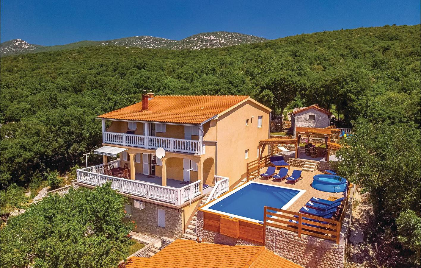 Apartment am Meer mit Terrasse, Parkplatz und WLAN – 2,5 km vom Stadtzentrum von Povile entfernt in Novi Vinodolski, Primorje-Gorski Kotar
