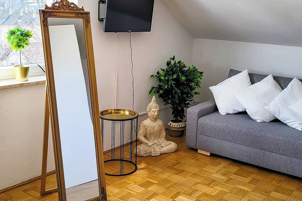 Ganze Wohnung, Dg \"L\" Helle 40m² 2-Zimmer Wohnung nähe Salzburg in Freilassing, Rupertiwinkel