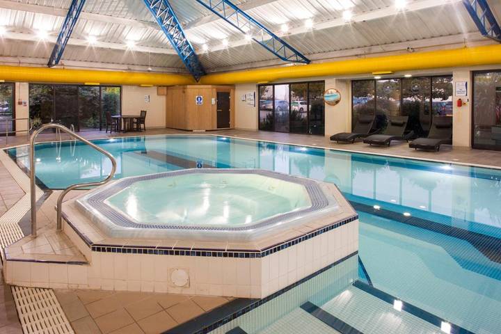 Hôtel pour 3 personnes, avec jardin ainsi que sauna et piscine dans Chatham (United Kingdom)