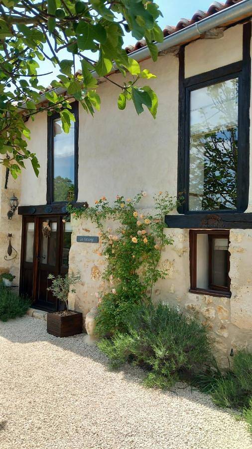 Location de vacances pour 2 personnes, avec vue ainsi que piscine et jardin à Lussas-et-Nontronneau - 3