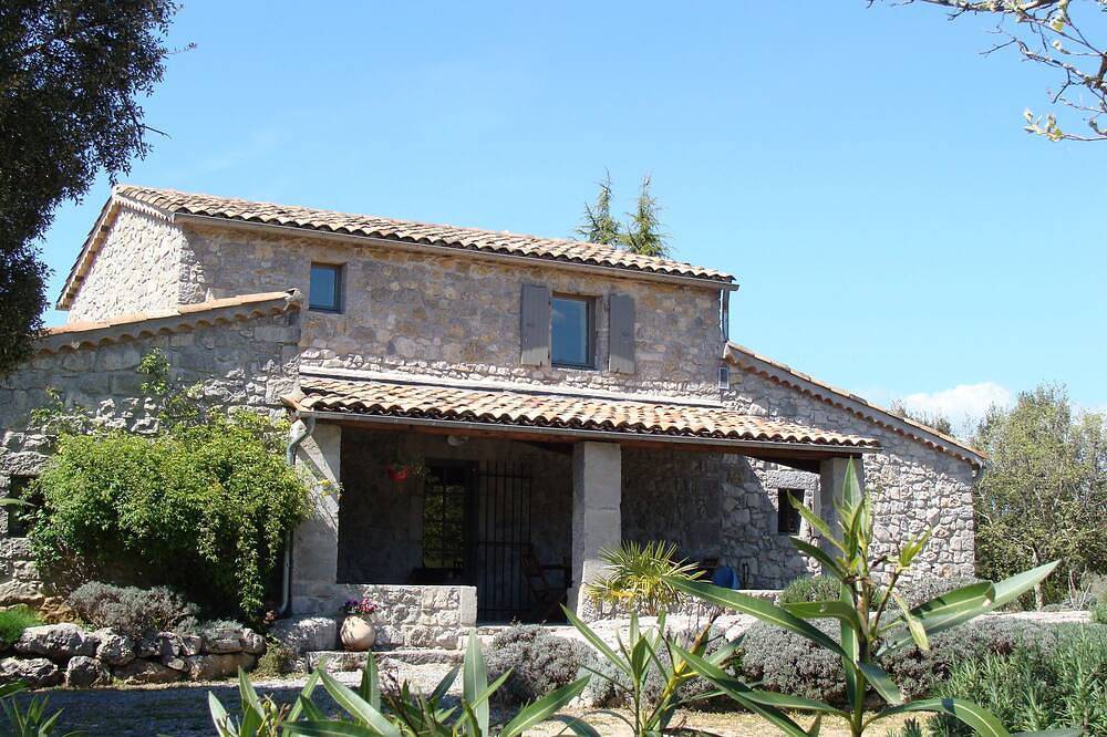 Das alte Steinhaus, komfortabel, ruhig, 1 km vom Fluss, 3 Sterne in Labeaume, Ardèche
