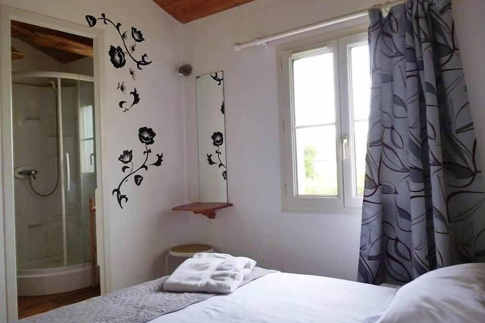 Entire apartment, House 13 sleeps 5 2 bathrooms in Ternant (Charente-Maritime), Saint-Jean-d'Angély region