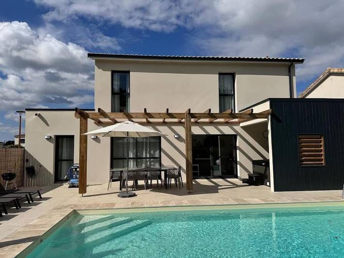 Villa pour 10 personnes, avec piscine ainsi que jardin et jacuzzi, animaux acceptés