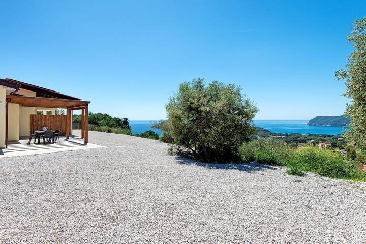 Ganze Wohnung, Casa „Adriana Trilocale“ mit Meerblick und Wlan in Lacona, Capoliveri