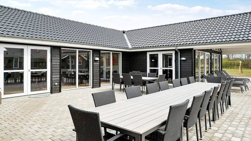 Feriehus for 25 personer, sauna og jacuzzi i tillegg til badebasseng og terrasse, dyr tillatt i Grenaa 