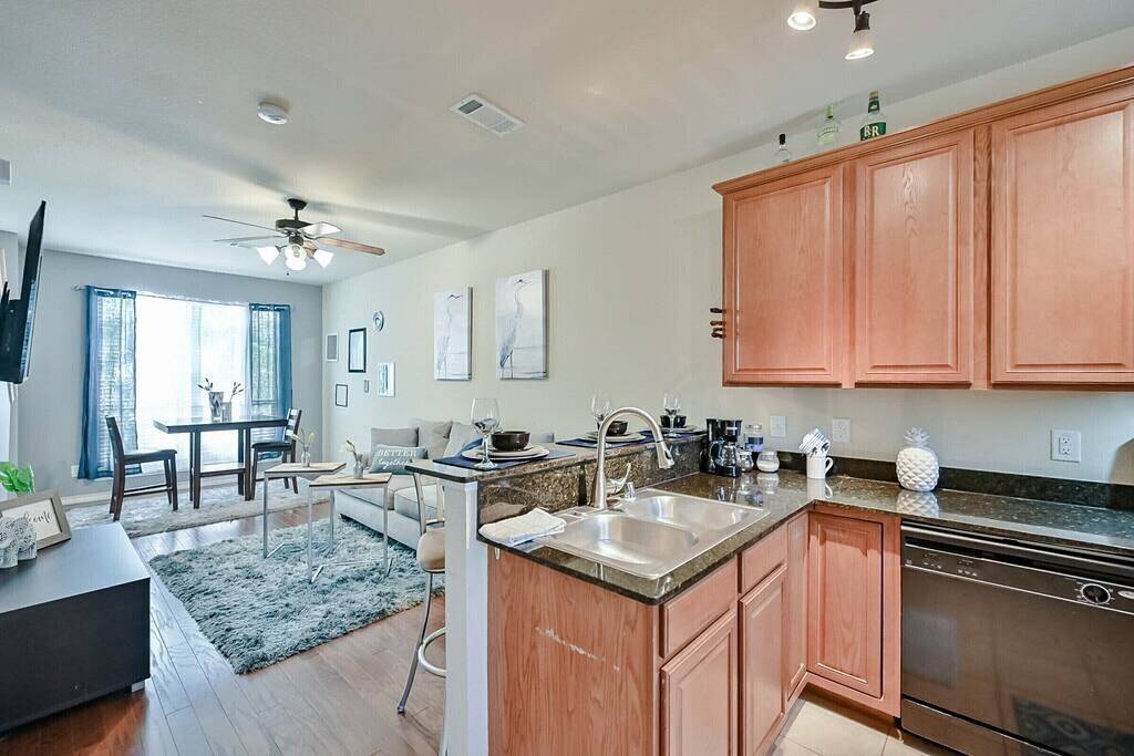 Ganze Wohnung, Cozy Townhome walk to Uta, Downtown, mins to At&T in Arlington, Tarrant County