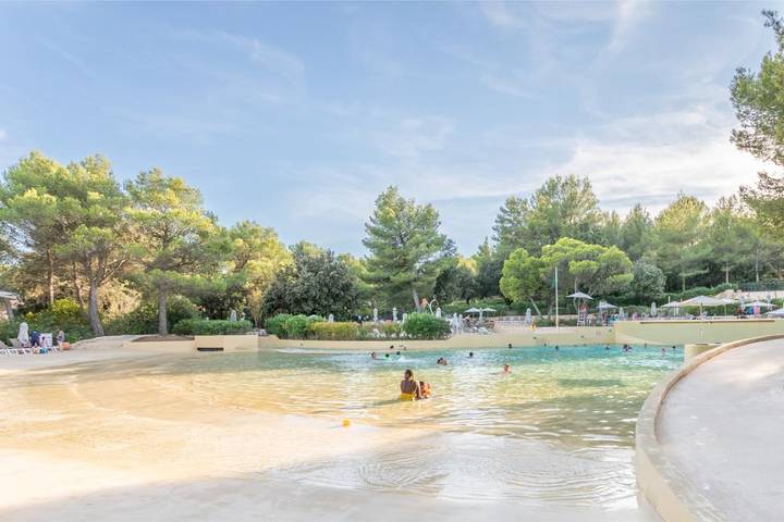 Gîte pour 8 personnes, avec jardin et piscine ainsi que bassin pour enfant et terrasse, animaux acceptés dans Golf de Pont Royal - 4