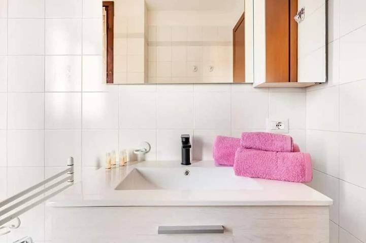 Ganze Wohnung, Self check-in 24h | Free parking | Malpensa Mxp | Direct train to Rho Fiera in Gallarate, Varese Provinz