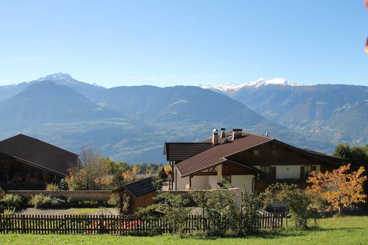 Apartamento inteiro, Apartamento Kirschblüte no Eichernhof: pequeno-almoço vital e jantar disponíveis in Verano, Alpes de Sarentino