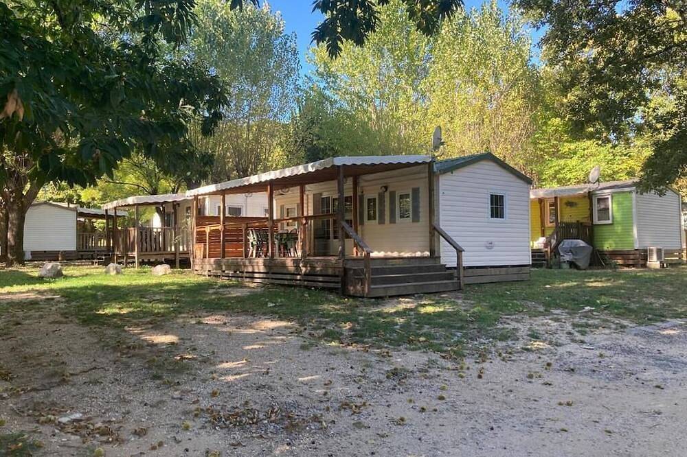 3-bedroom mobile home in the Cévennes countryside near Alès in Mialet, Cevennen
