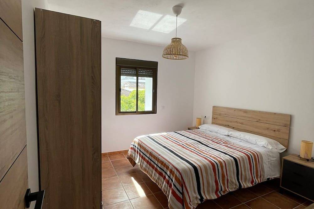Entire apartment, Cozy house in the center. With fireplace, terrace, kitchen... in El Bosque, White Villages