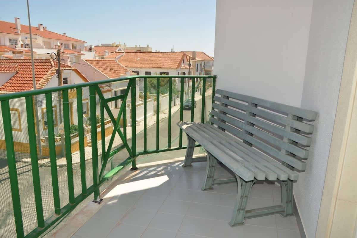 Ganze Wohnung, Ferienwohnung für 8 Personen mit Balkon/Terrasse in Praia da Areia Branca, Lourinhã