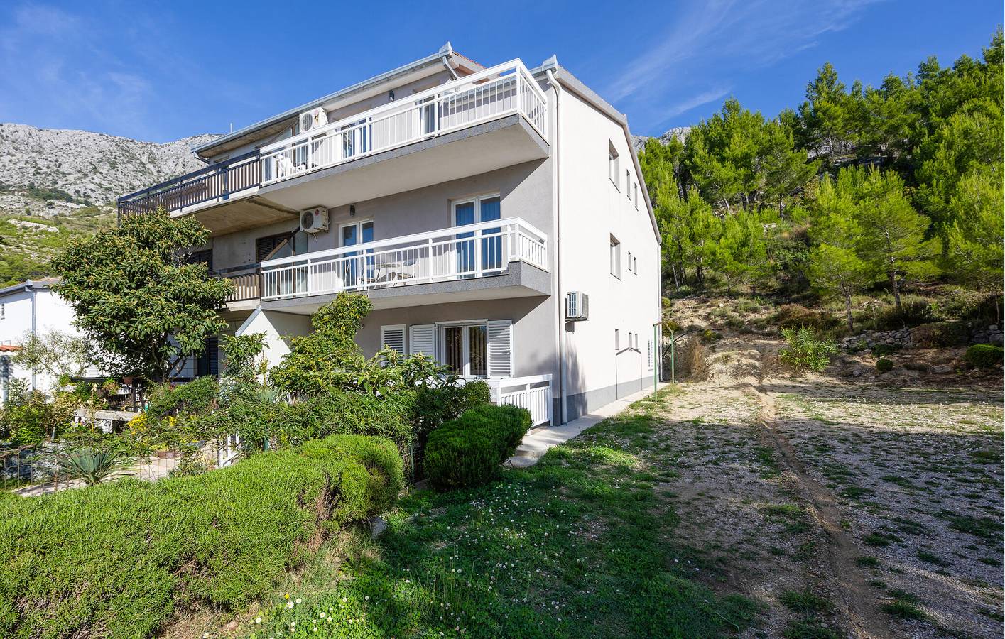 Ganze Ferienwohnung, Terrassen-Apartment am Strand mit WiFi und Parkplatz. in Lokva Rogoznica, Omis-Riviera