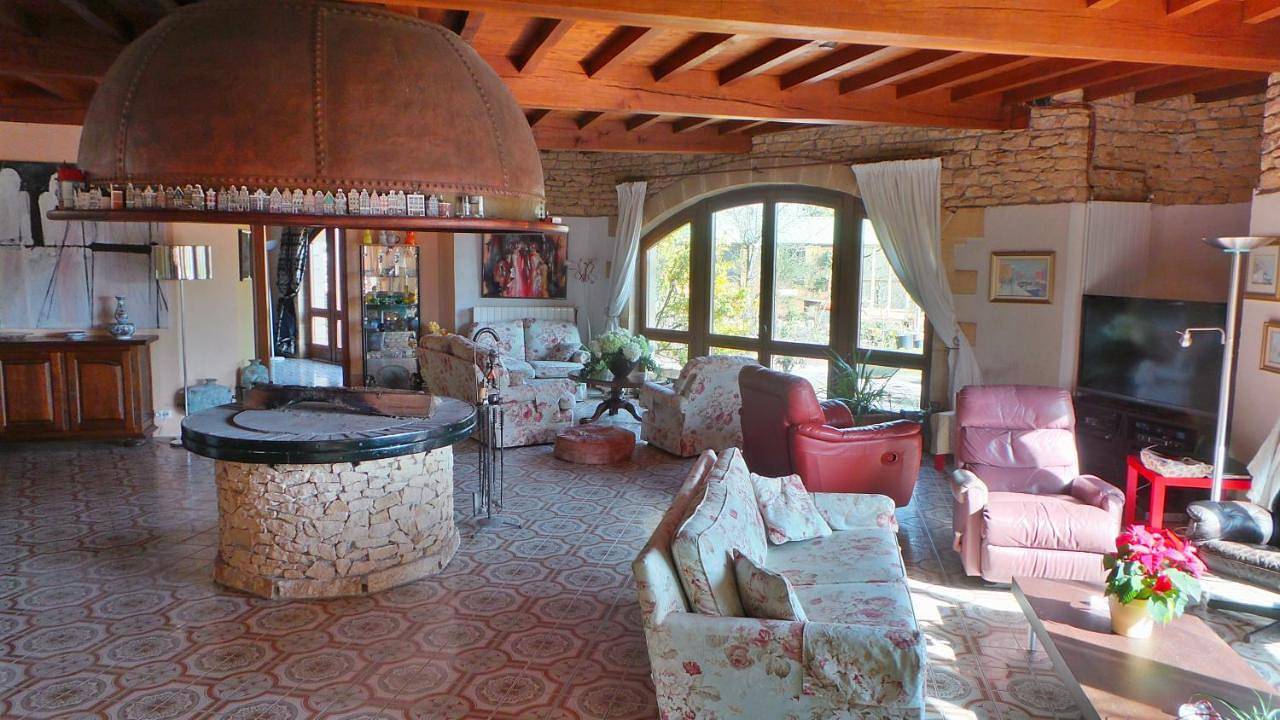 Luxury family villa in the heart of Gascony. Large pool & gorgeous view in Tourdun, Gers