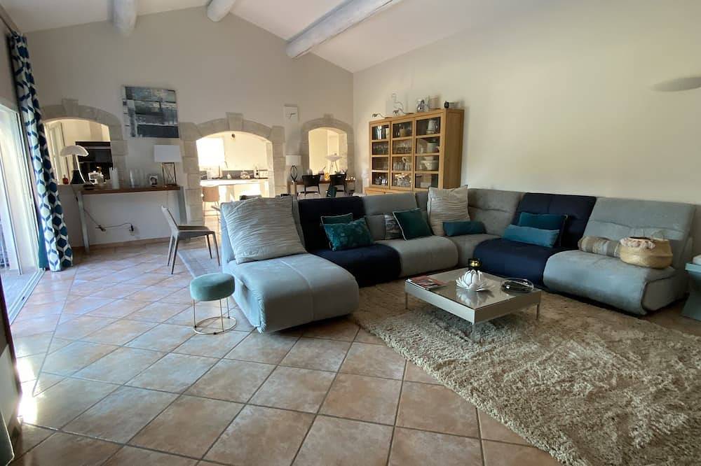 Beautiful House, Closed Swimming Pool Close , Climatisee, In The Countryside in Graveson, Arles region