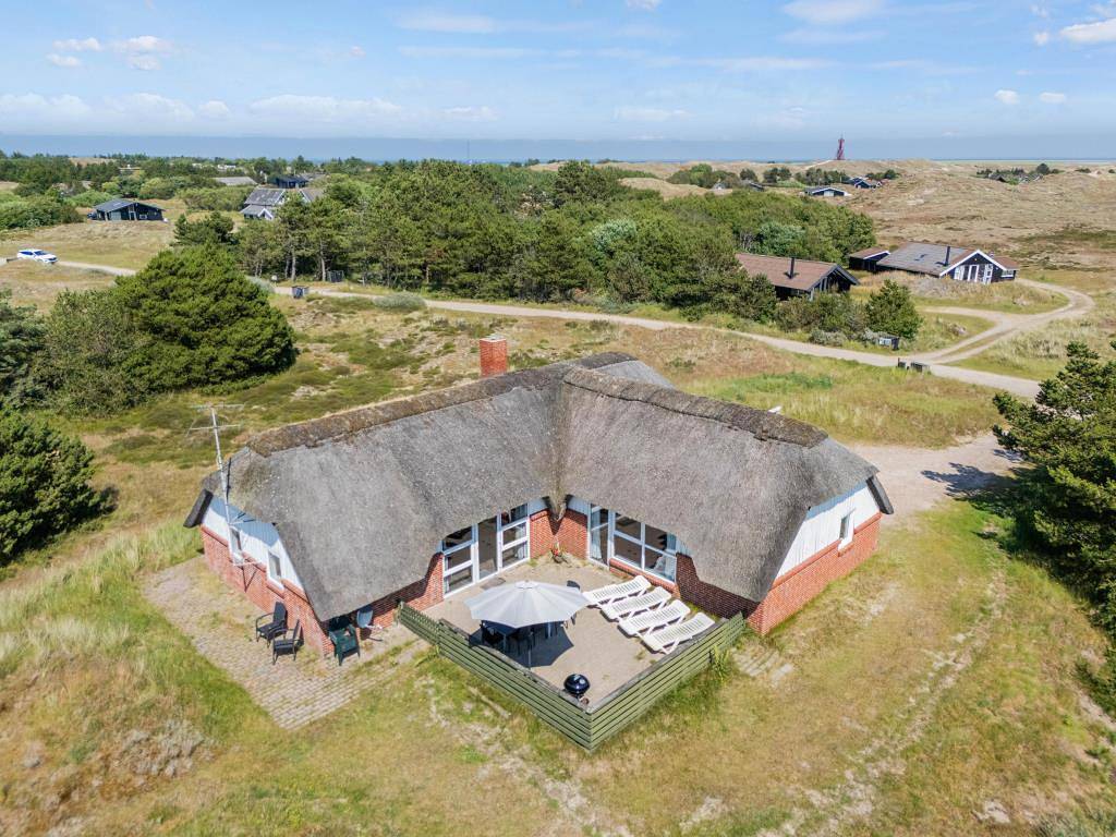 Großzügiges Ferienhaus mit Pool für 8 Personen & 2 Hunde in Sønderho, Wadden Sea National Park