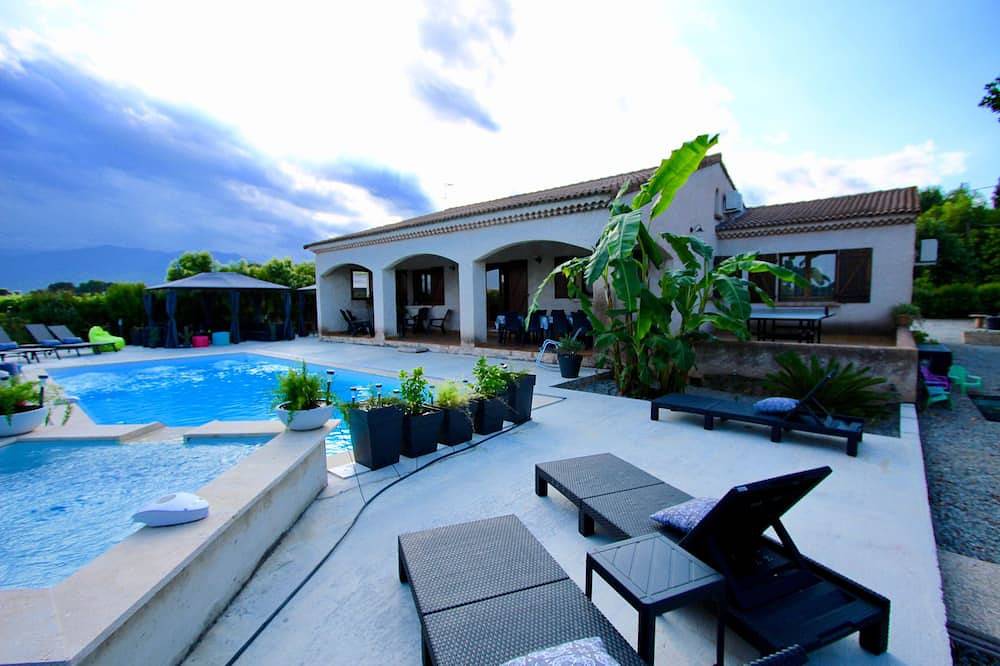 Air-Conditioned Villa With Heated Pool And Hot Tub in Aléria, Corte en omgeving