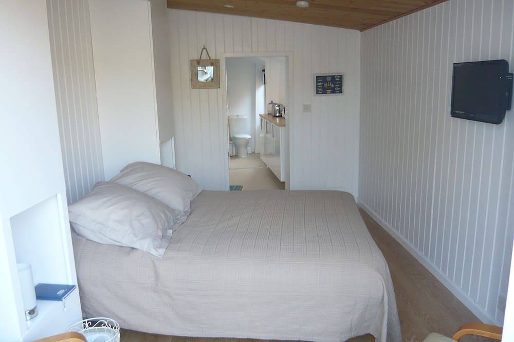 Self Contained Garden Studio With Private Decked Terrace, close to town and sea in Bridport, Dorset