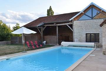 Gîte pour 10 personnes, avec terrasse ainsi que jardin et sauna à Channay
