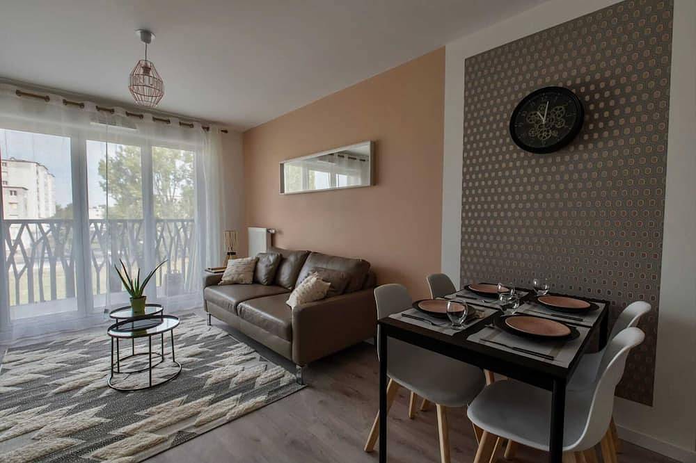 Apartamento entero, In a well-connected building near Charles De Gaulle airport in Villepinte, Sena-Saint Denis