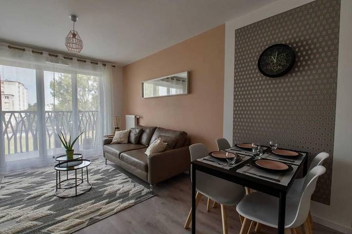 Apartamento entero, In a well-connected building near Charles De Gaulle airport in Villepinte, Sena-Saint Denis