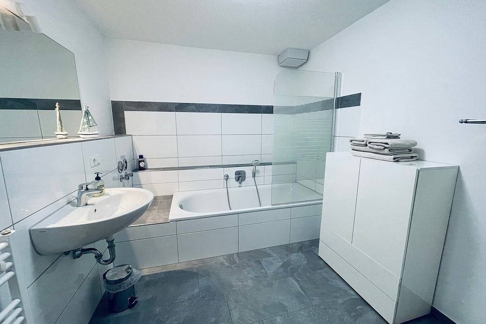 Ganze Wohnung, Ferienwohnung Seeblick, 60 qm, 1 sep. Schlafzimmer mit Balkon in Seeon, Seebruck