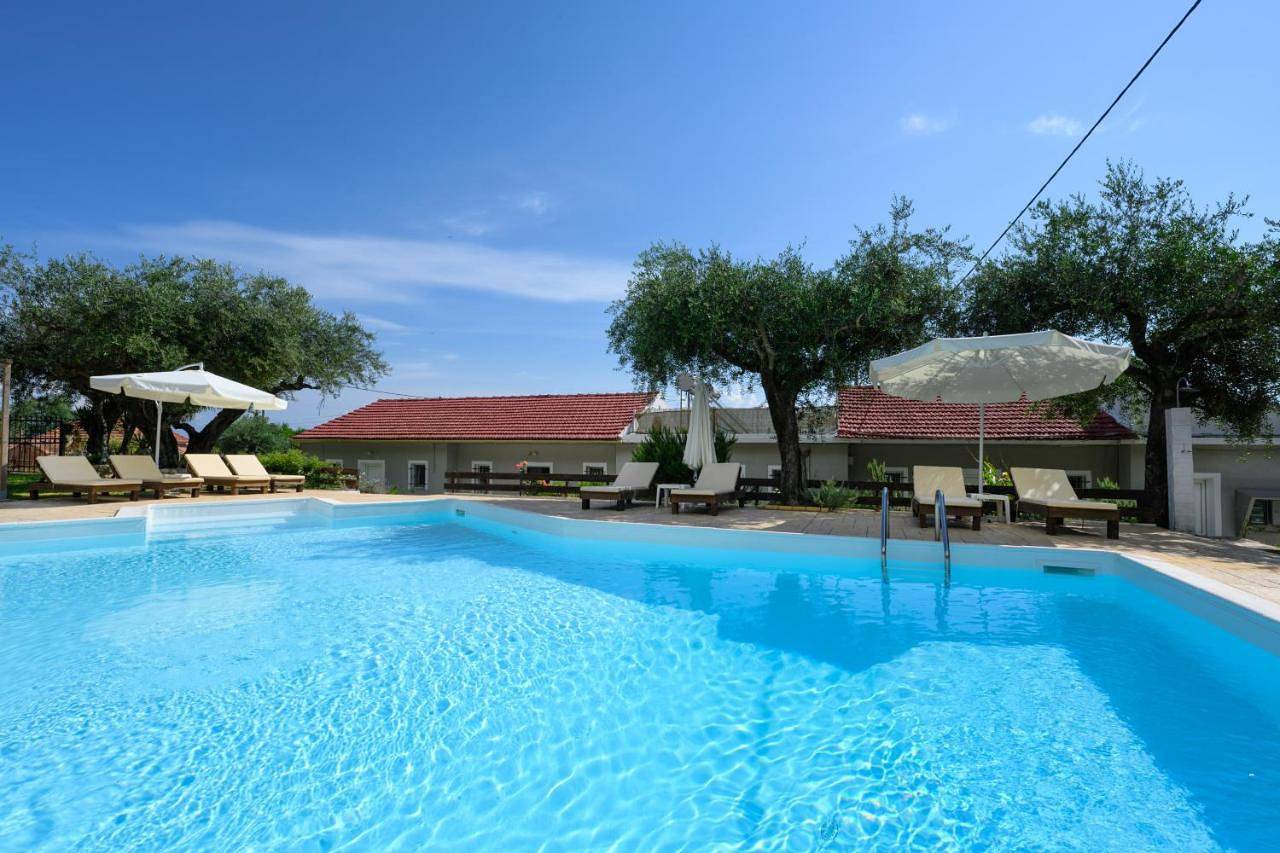 Olive Grove Poolside Apartments in Benitses, Corfu, Corfou