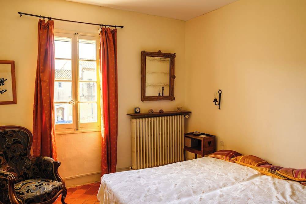 Charming village house at the foot of the Alpilles mountains in Fontvieille, Arles region