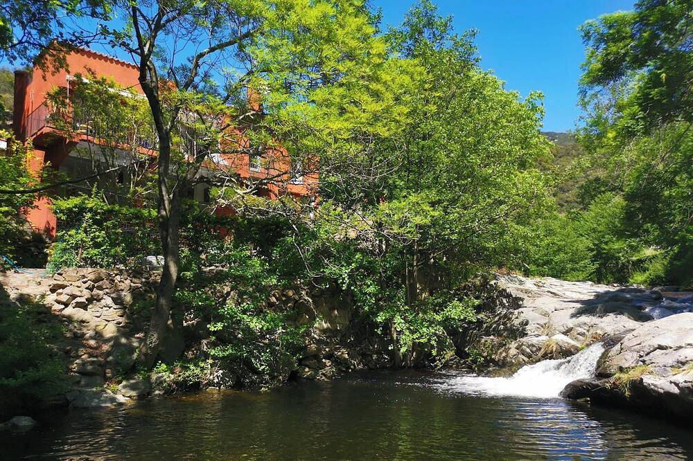 Appartement entier, Appartement de 2 chambres, piscine naturelle dans un endroit calme au bord de la rivière près de la mer in Sorède, Région de Céret
