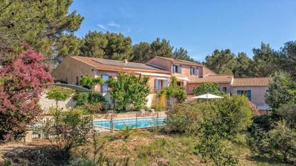 Gîte pour 2 personnes, avec vue ainsi que piscine et jardin à Le Barroux