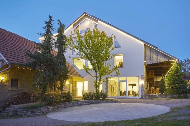 Ferienhaus für 4 Personen, mit Balkon/Terrasse und Terrasse sowie Garten und Pool im Taubertal