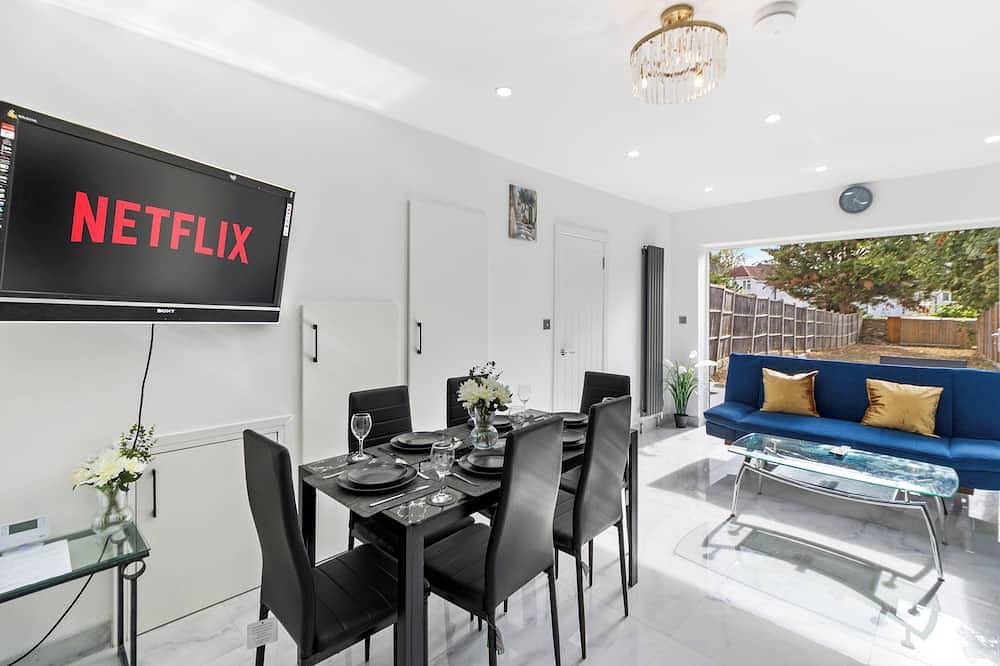 Luxurious 4 Bedroom House |9 Guests |Free Parking |WIFI in Sutton (London), London