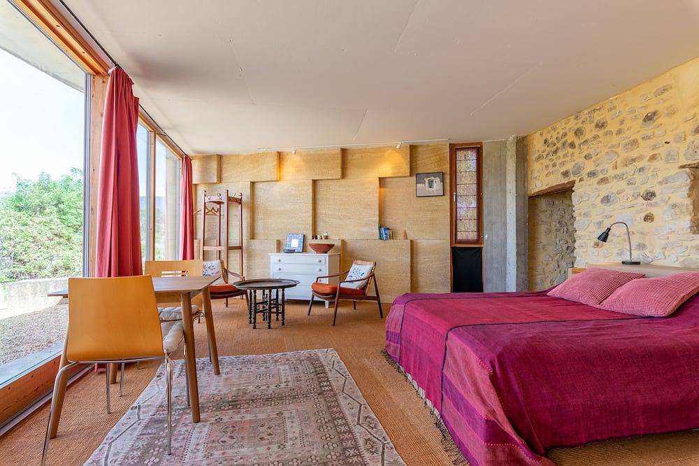 Ganze Wohnung, Remarkable architectural countryside appartment with far reaching views and pool in Villars, Regionaler Naturpark Luberon