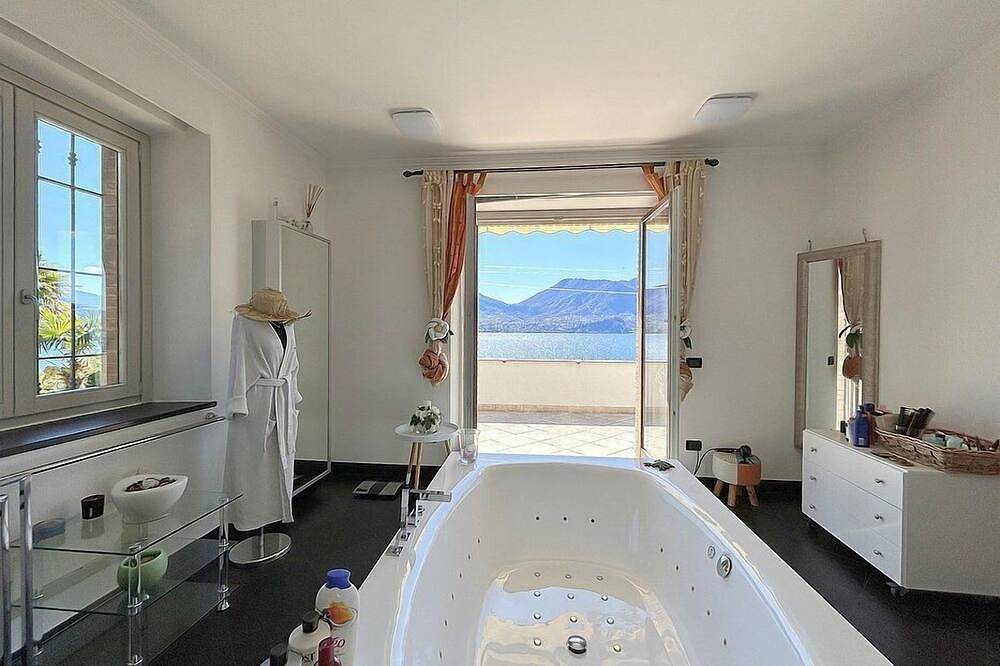 Villa Alborella: A bright four-story villa situated on a promontory facing the lake, with Free Wi-Fi. in Oggebbio, Oggebbio Gemeinde