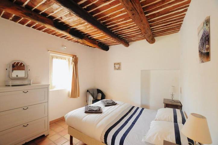 Location de vacances pour 4 personnes, avec piscine et vue ainsi que jardin et terrasse, animaux acceptés à Puyvert - 3