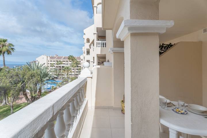 Appartement entier, Appartement 'Castle Harbour' avec vue sur la mer, piscine partagée et terrasse privée in Los Cristianos, Arona