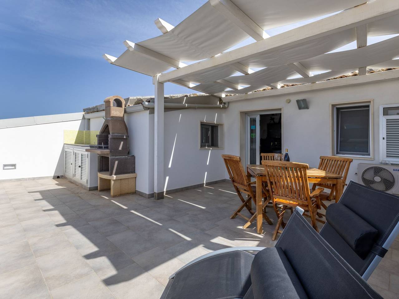 Ganze Wohnung, Charmantes Zimmer im Dachgeschoss mit Terrasse mit Meerblick. in Punta Secca, Santa Croce Camerina