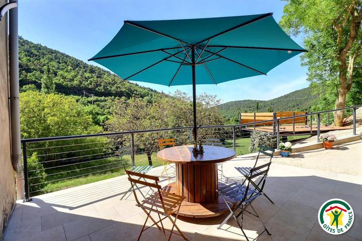 Gîte pour 4 personnes, avec terrasse à Combovin