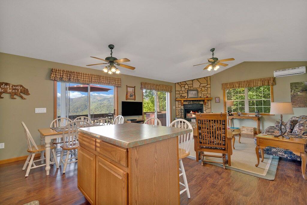 Falcon Ridge - Alle Zimmer mit Bergblick, Whirlpool, 2 Decks, Wlan, Klimaanlage, 5-Sterne in Blue Ridge Parkway, Cataloochee Valley