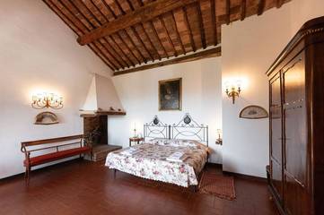 Villa for 12 Guests in Siena, Siena Province, Picture 1