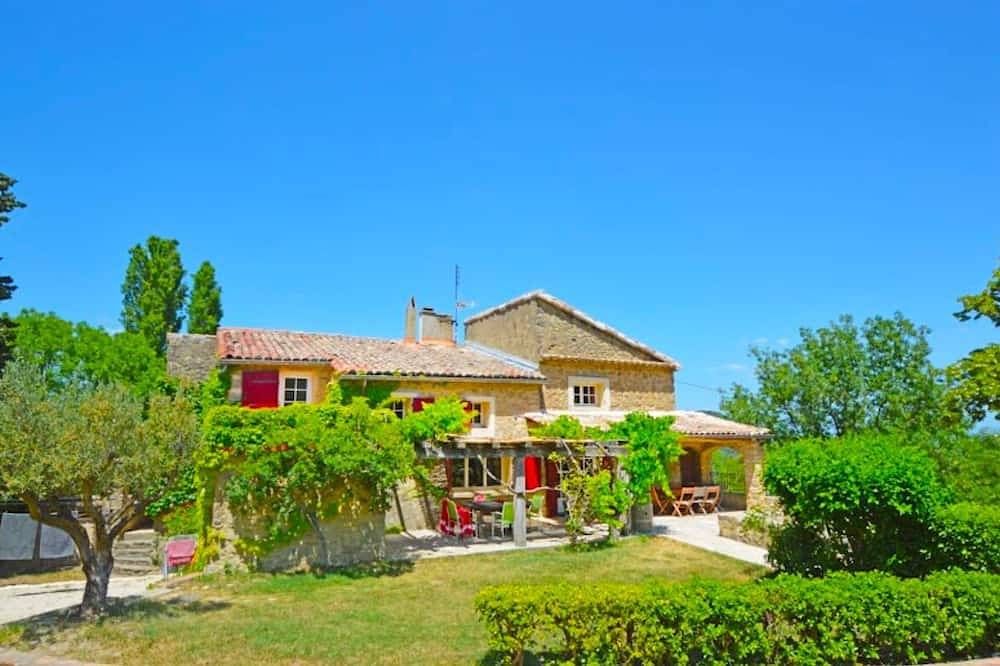 A beautiful, restored farmhouse in a quiet setting, with an enclosed garden for dogs and a stunning view. in Viviers, Privas (arrondissement)