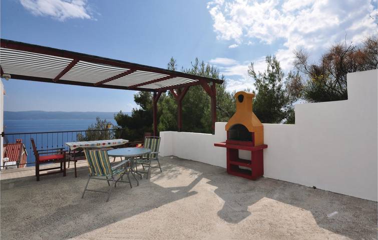 Ganze Ferienwohnung, Gemütliche Wohnung mit Terrasse, WLAN und Parkplatz, 1,5 km vom Strand entfernt in Pisak, Omis-Riviera
