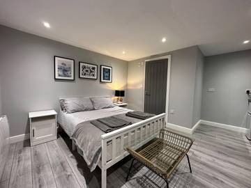 Holiday Letting for 2 People in Luton, Chiltern Hills, Photo 1