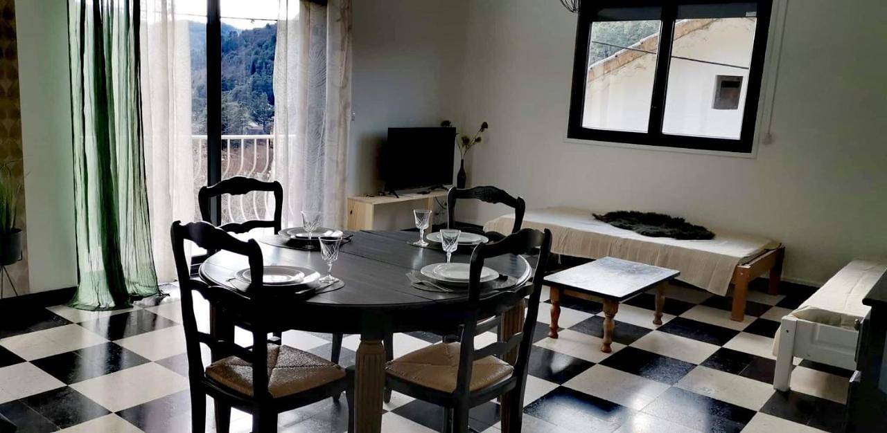 Appartement entier, La Dolce vita gîte avec terrasse et vue in Vals-les-Bains, Parc naturel régional des Monts d'Ardèche