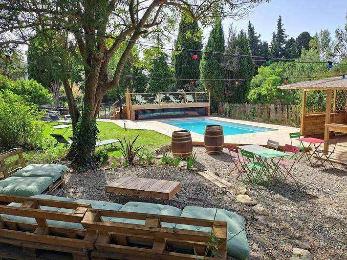 Location de vacances pour 10 personnes, avec vue et jardin ainsi que piscine et terrasse à Verzeille