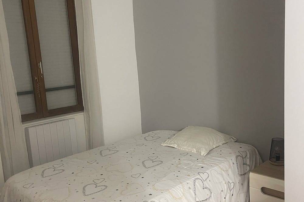 Entire apartment, Room for rent in a private home in Caluire-et-Cuire, Rhône