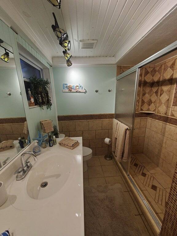 Privates Schlafzimmer und privates Bad am separaten Ende des Hauses mit Blick auf das Wasser. in Beacon Square, Pasco County